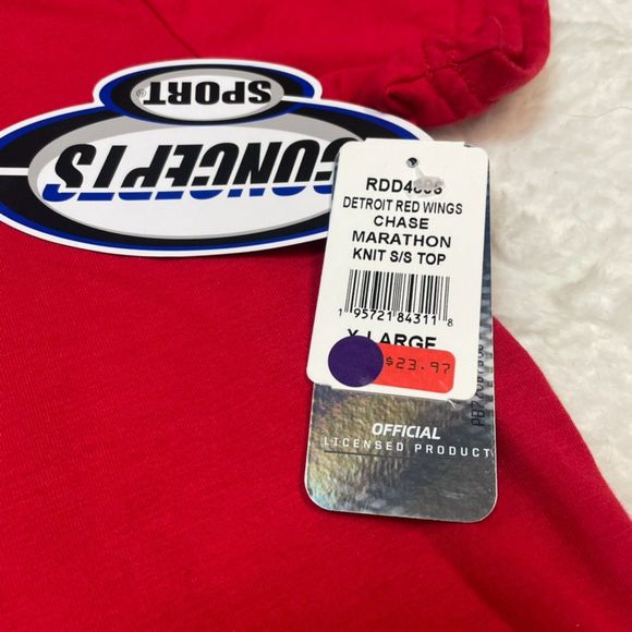 Detroit Red wings Women's Short Sleeve Graphic T-Shirt NWT - Picture 2 of 3